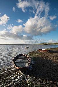停泊在舰队泻湖的小船美丽的日落风景图象在英国多塞特郡