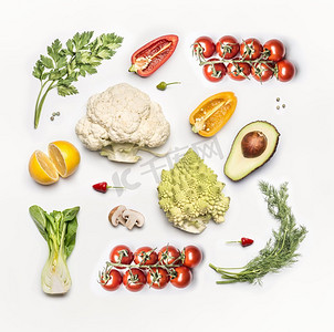 各种新鲜蔬菜配料，白色背景，俯视，平铺。排毒、节食、清洁饮食和健康食品的布局