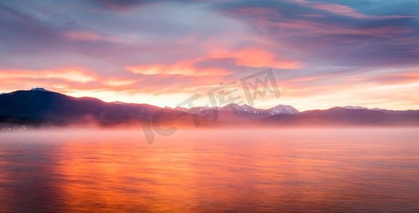 科罗拉多州阴影山后升起的太阳，前景是格兰德湖