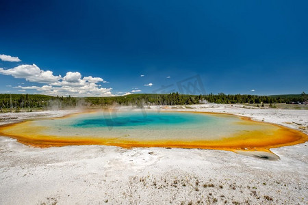 热温泉日落湖在黄石国家公园，黑沙盆地地区，怀俄明州，美国