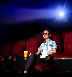 一名年轻女孩在电影院看电影