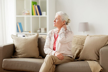 老年，健康问题和人的概念-老年妇女在家中颈部疼痛。高龄女子在家中颈痛