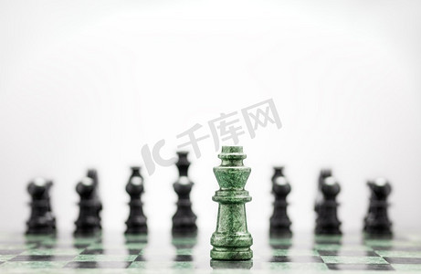 棋王在另一套颜色棋子前停留的意味深长的照片。