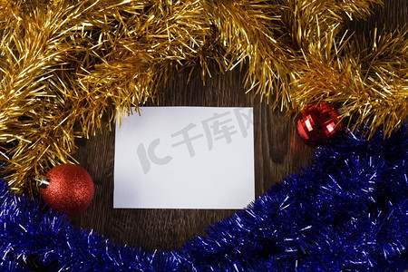 圣诞贺卡白色空白卡与装饰球和金属丝。文本位置