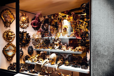 带有面具和皇冠的威尼斯商店橱窗