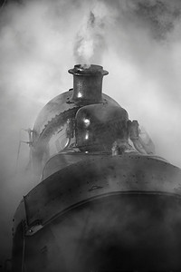 黑白复古摄影照片_70909299-维多利亚时代的蒸汽火车发动机，全蒸汽黑白