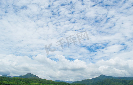 天空多云，山景等午后大气