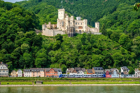 城堡摄影照片_德国科布伦茨附近的莱茵谷(莱茵峡谷)的斯托尔森菲尔斯城堡。建于1842年。