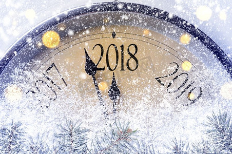 午夜倒计时。午夜倒计时。复古风格的时钟在圣诞节或2018年新年前的最后一刻计时。