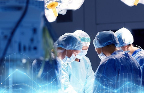 手术室摄影照片_外科、医学和人的概念--医院手术室中的外科医生群体。医院手术室里的一群外科医生
