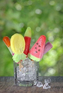 水果口味和形状各异的冰淇淋