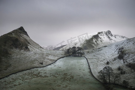 chrome摄影照片_英国山顶区Chrome山和Parkhouse山美丽的冬季景观