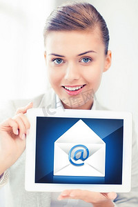 企业、通信和互联网概念-拿着片剂个人计算机的女实业家与电子邮件标志.女商人拿着平板电脑与电子邮件标志