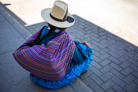 秘鲁人摄影照片_城市街道上的秘鲁人