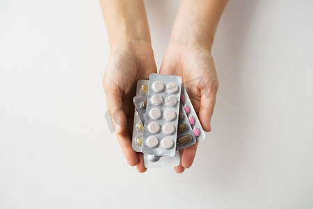 医药、保健和人的概念--女性手持药包。女人手中拿着一包药片