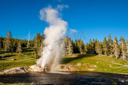 美国怀俄明州黄石国家公园火洞河河畔间歇泉的喷发