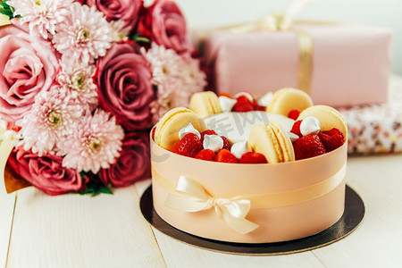 粉色浪漫玫瑰花束摄影照片_水果蛋糕、粉红玫瑰花束和周年纪念礼物