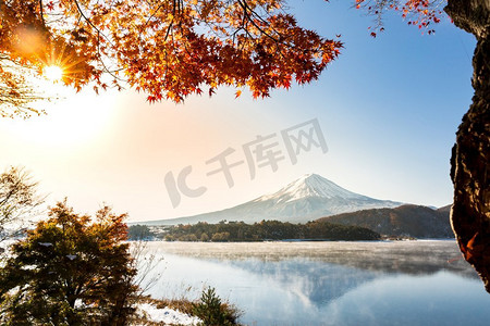 早晨日出山。秋天的富士在日本的川口湖或川口湖
