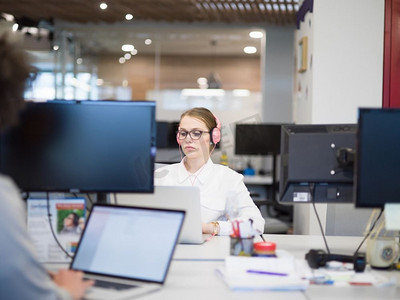 年轻女企业家自由职业者在合作空间使用笔记本电脑工作