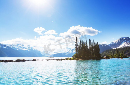 徒步旅行到加拿大不列颠哥伦比亚省惠斯勒附近风景如画的加里波尔迪湖碧绿的湖水中。不列颠哥伦比亚省非常受欢迎的徒步旅行目的地。