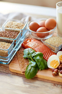健康饮食和饮食理念--餐桌上天然富含蛋白质的食物的特写。餐桌上的天然蛋白质食品特写