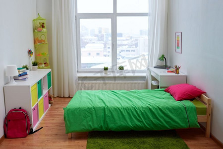 室内、家居和家具概念-儿童房，带床、其他家具和配件。儿童房内饰，配有床和配件