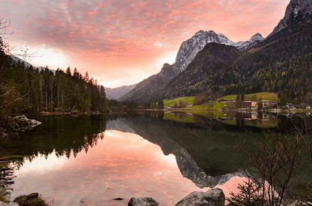 德国欣特西阿尔卑斯湖。德国巴伐利亚州阿尔卑斯湖欣特西秋季日落景色