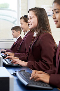 穿校服的小学生上电脑课