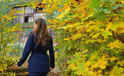 秋天的森林和小屋里的孤独少女