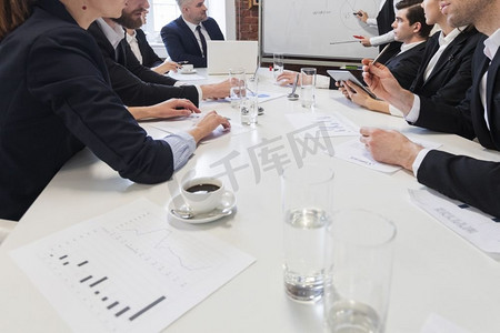 船和船组图标摄影照片_商务人士在会议桌。商务人士在会议桌上一起处理文件和财务数据