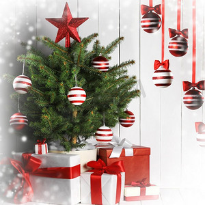 圣诞贺卡快乐。带有装饰圣诞树和礼物的圣诞贺卡