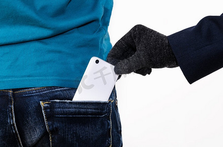 手机放在口袋里。从口袋里掏出现代智能手机。