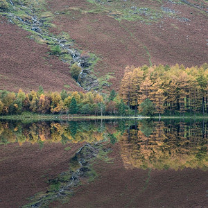 71944239 -迷人的秋天风景图片巴特米尔湖在湖区英格兰