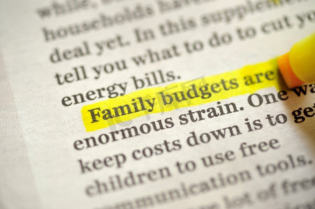 在报纸上使用荧光笔标记的家庭预算