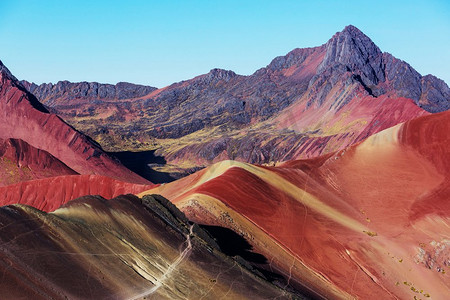 徒步旅行场景在Vinicunca，库斯科地区，秘鲁.七色蒙大拿彩虹山