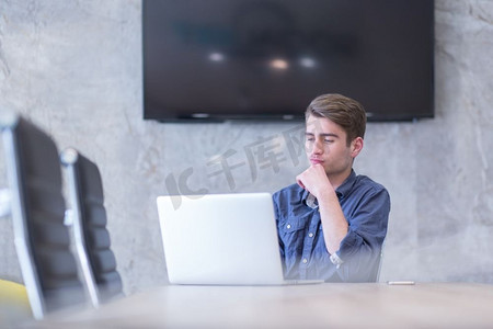 年轻企业家自由职业者在合作空间使用笔记本电脑工作