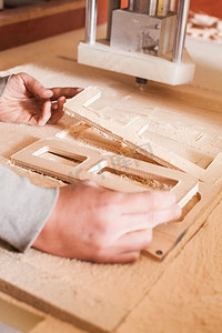 机床加工时，用数控铣刀将木头切割好的字母封口。机床加工铣刀木头