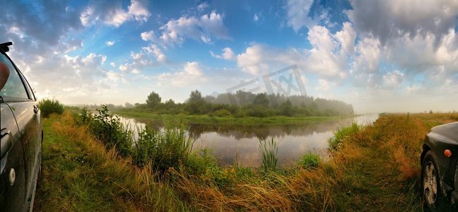 完整的180度全景图，美丽的夏日早晨大自然，草地和河流。夏日雾蒙蒙的清晨河流广角全景。车厢侧面