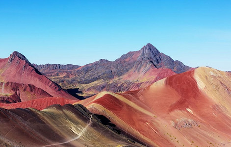 华丽场景摄影照片_徒步旅行场景在Vinicunca，库斯科地区，秘鲁.七色蒙大拿彩虹山