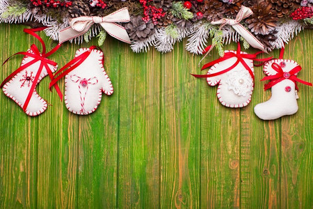 复古花边花边摄影照片_圣诞毛毯玩具。圣诞复古装饰的居家和圣诞树玩具，白色和红色元素，毛毡上有花边和丝带