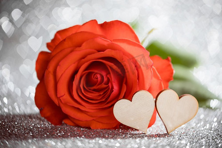 玫瑰和红心。玫瑰色和心形的银色发光的波克心形背景为情人节