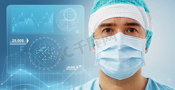 保护屏幕摄影照片_外科、保健、医药和人概念-外科医生在面具与图表和虚拟屏幕投影。外科医生在医院手术室