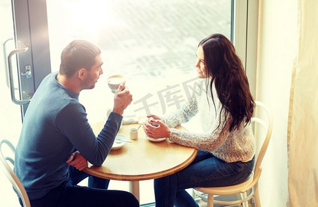 人，沟通和约会的概念-幸福的情侣在咖啡馆喝茶喝咖啡。幸福的情侣在咖啡馆喝茶喝咖啡