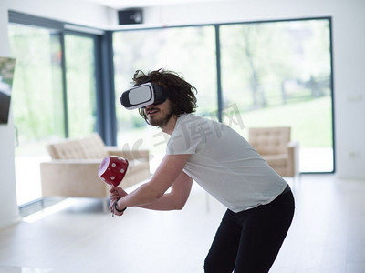 快乐男士在家使用VR-虚拟现实耳机眼镜体验