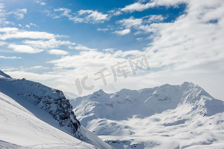 阿尔卑斯山冬季景观。法国阿尔卑斯山覆盖着雪在阳光明媚的日子。Val-d Isere，法国