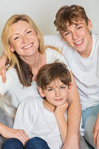母亲母亲摄影照片_幸福的家庭母亲母亲和两个男孩儿子