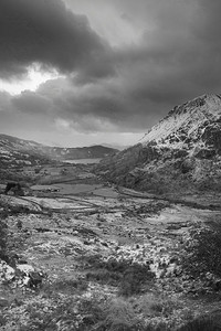 太师椅黑白摄影照片_雪山背景下斯诺多尼亚国家公园Llyn Gwynant冬季美丽的黑白景观