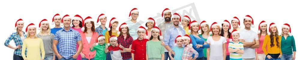 多样性，圣诞节和节日的概念-戴着圣诞帽的国际多民族快乐人群。一群戴着圣诞老人帽子的快乐的人