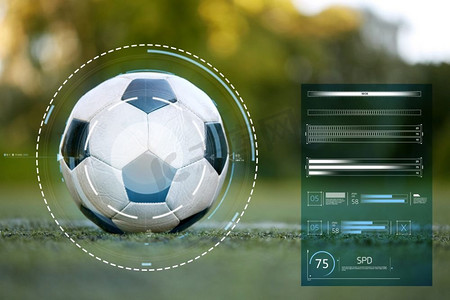 标线摄影照片_体育器材和技术-足球场上的足球。足球场上的足球标线