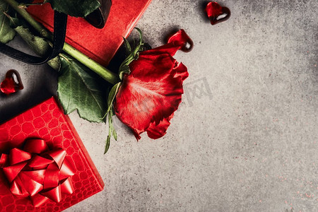 心形礼物盒摄影照片_爱情和情人节贺卡，红色玫瑰、礼物和心形，灰色背景，俯视，文字位置